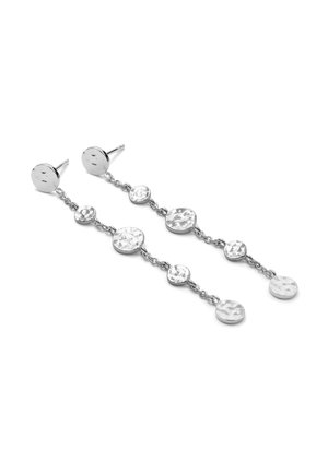 Pendientes colgantes de plata con tres discos redondos martillados conectados por pequeñas cadenas, con postes para orejas perforadas.