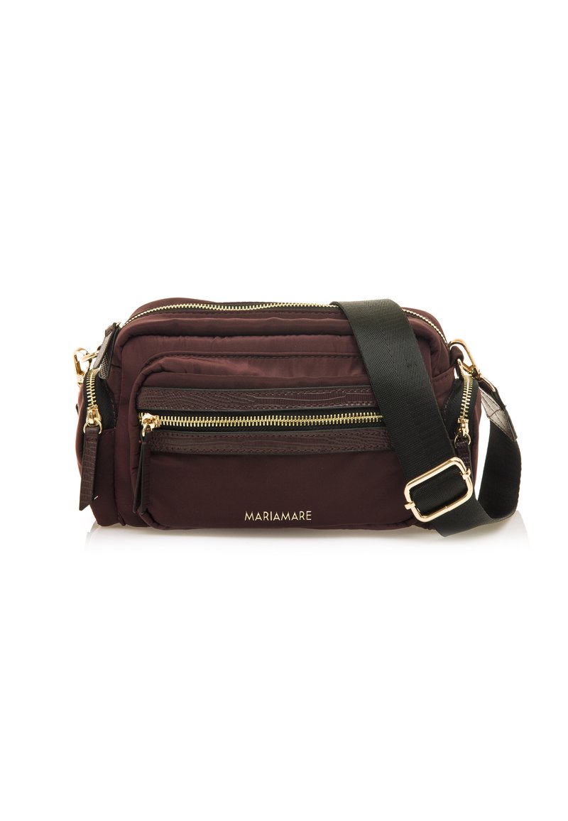 Borsa a tracolla in tessuto bordeaux con zip dorate, tracolla nera regolabile e tasche frontali. Presenta dettagli del logo nella parte inferiore.