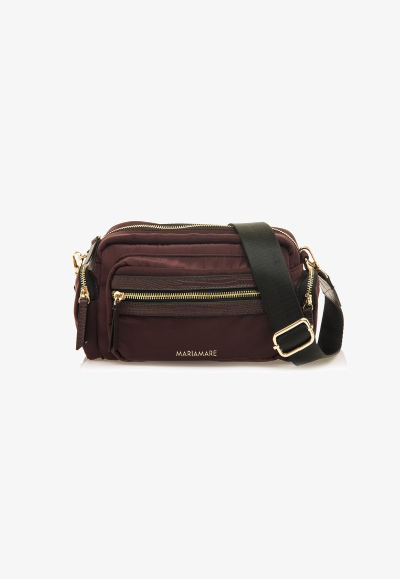 Borsa a tracolla in tessuto bordeaux con zip dorate, tracolla nera regolabile e tasche frontali. Presenta dettagli del logo nella parte inferiore.