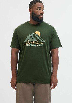 Grünes Baumwoll-T-Shirt mit einem Bergmotiv und einem Sonnendesign in Gelb und Grau, darunter der Text "Essentials Jack & Jones".