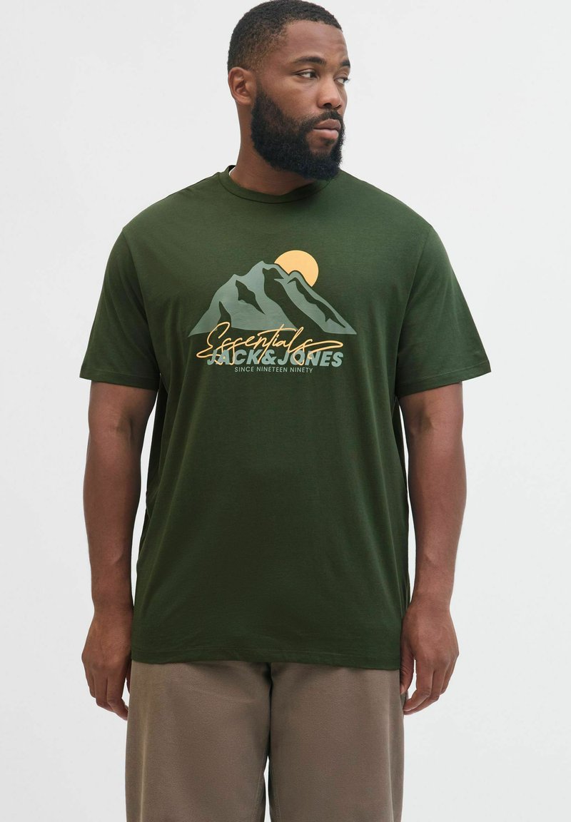 Grünes Baumwoll-T-Shirt mit einem Bergmotiv und einem Sonnendesign in Gelb und Grau, darunter der Text "Essentials Jack & Jones".