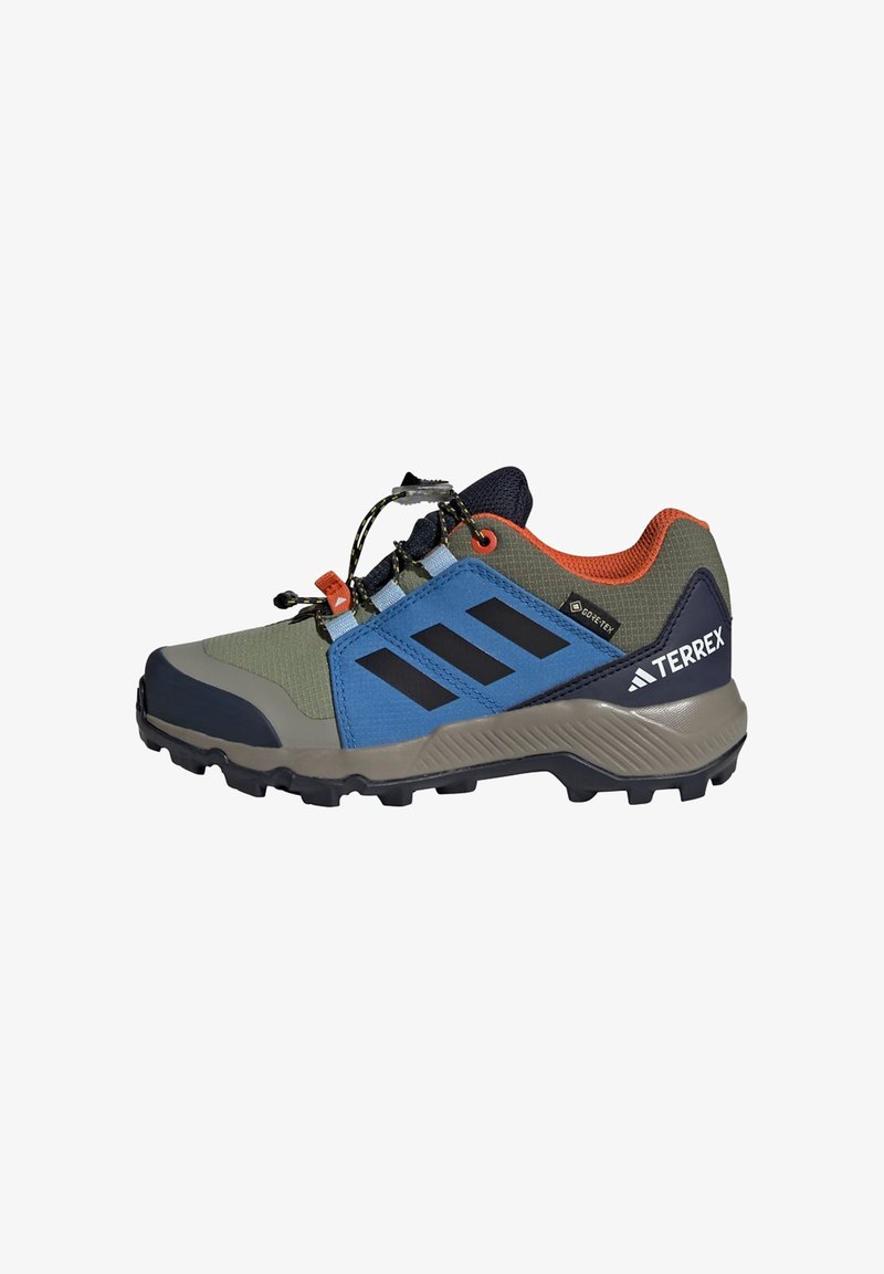 Leichte Trail-Schuhe für Herren mit grün-blauem synthetischem Obermaterial, schwarzen Akzenten, strukturierter Sohle und GORE-TEX Wasserdichtigkeit.