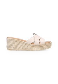 Sandalia de cuña con una parte superior de sintético color rosa claro, diseño de tiras cruzadas y una suela de plataforma de yute trenzado con un acabado texturizado.