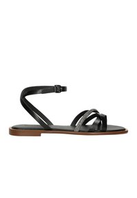 Černé sandály s několika kříženými pásky, z nichž jeden je zdobený metalickým akcentem. Podešev je plochá a hnědá, s přezkou na kotníku.