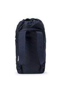 Navyblaues Rucksack aus strukturiertem Stoff, mit einem zusammenziehbaren Oberteil, gepolsterten Schultergurten und einer seitlichen Reißverschlusstasche.