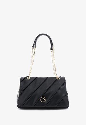 Musta nahkalaukku, jossa on vinoneliömäinen tikkaus, kultaiset yksityiskohdat ja kaksoisketjuhihnat. Edessä on logo-yksityiskohta.