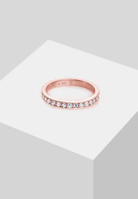 Anello in oro rosa con una fascia liscia e un accento di piccole pietre chiare incastonate lungo il bordo esterno. Marcato "925" all'interno.