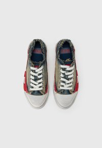 Αθλητικά παπούτσια από τζιν ύφασμα και κόκκινο ύφασμα με σκισμένα άκρα, λευκά κορδόνια και γκρι λαστιχένιες σόλες. Διαθέτουν λογότυπο στην εσωτερική σόλα.