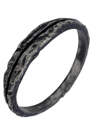 Metalring med en struktureret, ujævn overflade i mørkegrå. Har et enkelt design med en let rille, der løber langs kanten.