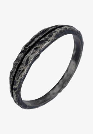 Metalring med en struktureret, ujævn overflade i mørkegrå. Har et enkelt design med en let rille, der løber langs kanten.