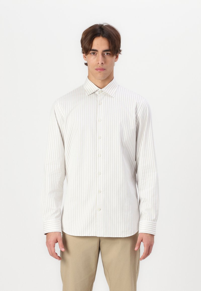 Camisa de homem abotoada em branco com riscas em bege claro. Apresenta colarinho, mangas longas e punhos retos. Feita de tecido suave.