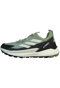 Buty trekkingowe GORE-TEX w kolorze zielonym i czarnym. Lekka siateczka górna, białe paski, amortyzująca podeszwa środkowa oraz wytrzymała czarna podeszwa zewnętrzna zapewniająca przyczepność.