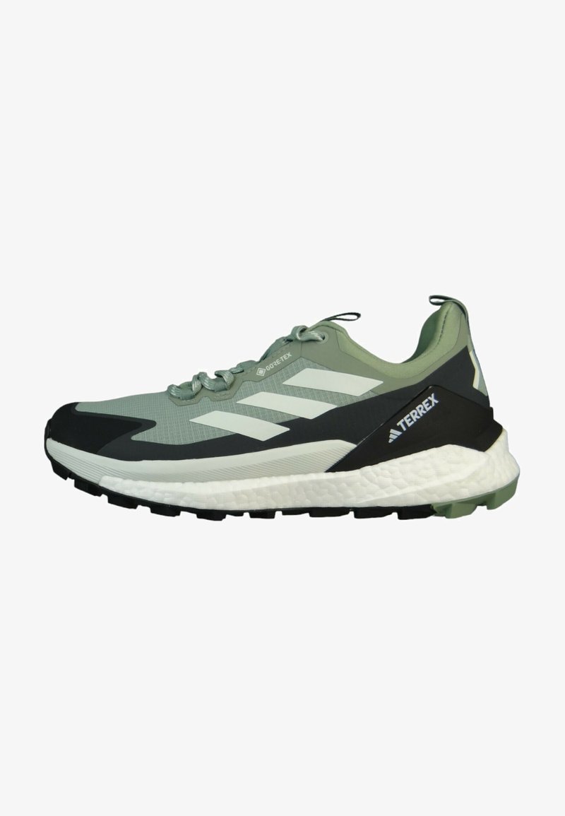 Buty trekkingowe GORE-TEX w kolorze zielonym i czarnym. Lekka siateczka górna, białe paski, amortyzująca podeszwa środkowa oraz wytrzymała czarna podeszwa zewnętrzna zapewniająca przyczepność.