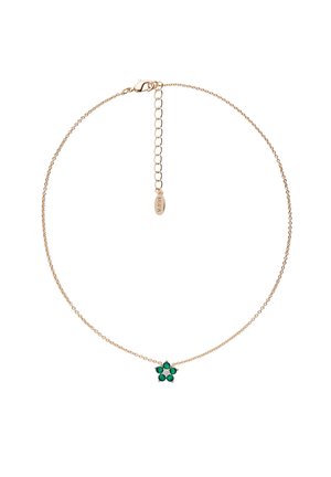 Delicata collana a catena d'oro con un piccolo ciondolo a forma di fiore con pietre verdi e una pietra centrale trasparente.