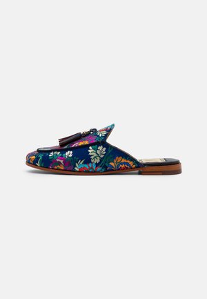 Blå slip-on loafers med flerfarvet blomsterbroderi, brun kvastdetalje og flad træsål.