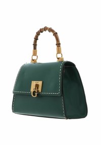Žalia rankinė su struktūrizuotu dizainu, bambuko rankena, auksinėmis detalėmis ir baltu siūlų prisiuvimu. Yra užsklanda su užsegimu.