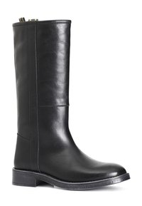 Bota de cuero negro hasta la rodilla con textura suave, punta redondeada y tacón bajo. Presenta un zipper lateral y detalles de costura mínimos.