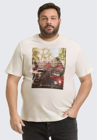 Kortef mouw crème T-shirt met een grote grafische print van een rode Jeep en bomen, met de tekst "TOM TAILOR" en "Omarm de Wildernis."