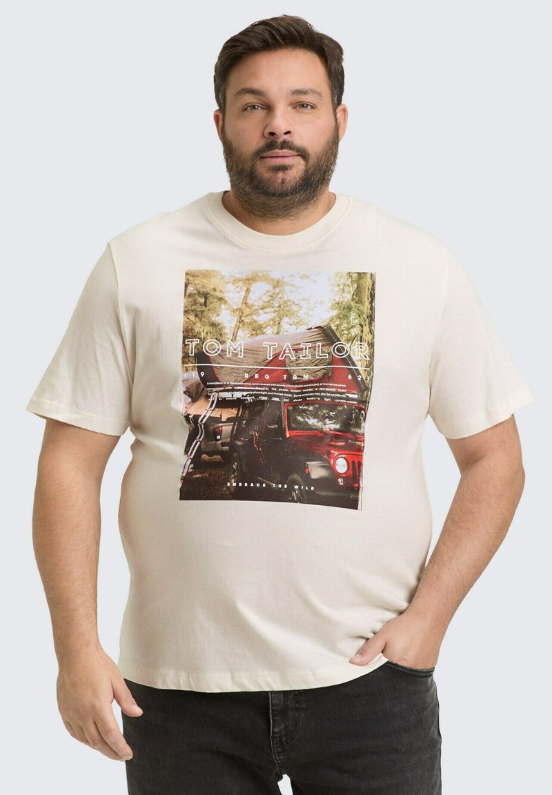 Kortef mouw crème T-shirt met een grote grafische print van een rode Jeep en bomen, met de tekst "TOM TAILOR" en "Omarm de Wildernis."