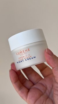 Lumene Nordic-C Glow Renew Nattecreme i en klar krukke med hvid låg. Etiket med orange og blå tekst. Glat, cremet tekstur.