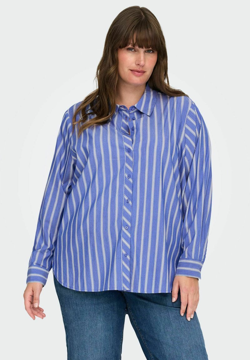 Camisa de botones de rayas azules con mangas largas. Rayas verticales blancas, dobladillo redondeado y mangas con puños. Textura de tela ligera.