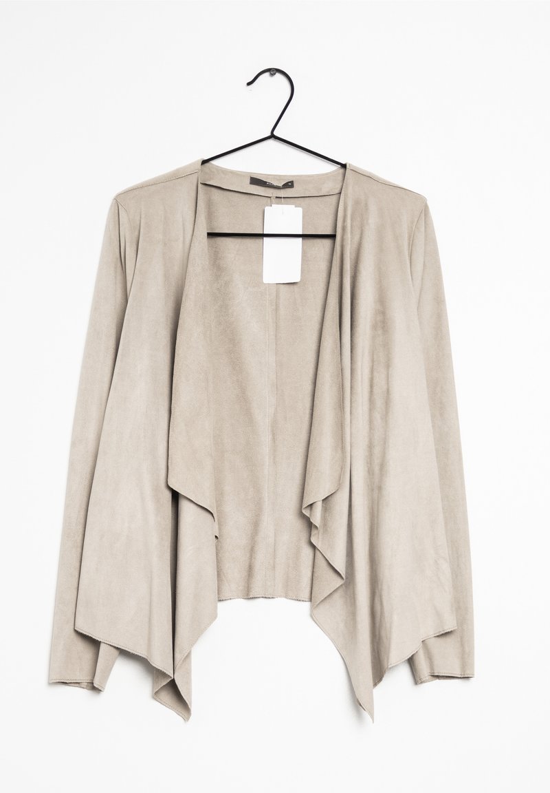 Cardigan beige en suédine avec un design à devant ouvert, un ourlet drapé et une étiquette pendante. Matériau léger, coupe décontractée et texture lisse.