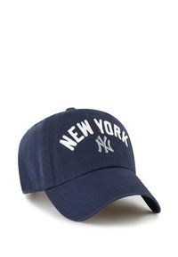 Dunkelblaues Cap aus Baumwolle mit gebogenem Schirm. Mit weiß gesticktem Text "NEW YORK" und einem Yankees-Logo auf der Vorderseite.