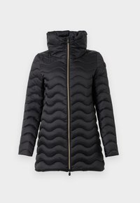 Zwarte gewatteerde jas met golvend quilted ontwerp, hoge kraag, lange mouwen en ritssluiting aan de voorkant.
