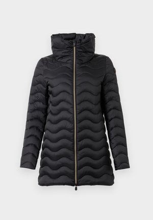 Giacca nera imbottita con design a onde trapuntato, colletto alto, maniche lunghe e chiusura frontale con zip.