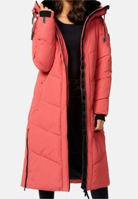 Abrigo parka largo y acolchado en color coral, con capucha forrada en negro, cierre con cremallera en la parte delantera y bolsillos laterales. Presenta un patrón acolchado y cordones ajustables.