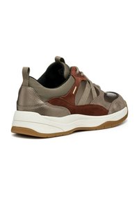 Sneaker marrone e grigio caratterizzata da una combinazione di pelle liscia e scamosciata, dettagli testurizzati, una suola intermedia bianca e una suola in gomma.