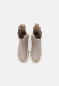 Beige Stiefeletten mit glattem Lederoberteil, runder Zehenpartie und elastischen Seitenpanelen. Verfügt über eine Schlaufe an der Rückseite und eine strukturierte Sohle.