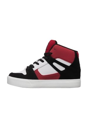 Hoge sneaker met witte zool en bovenste delen in zwart, rood en wit, met zwarte veters en gewatteerde enkelondersteuning.