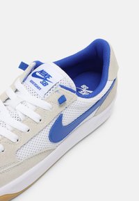 Nike SB ADVERSARY UNISEX - Sapatilhas de skate - summit white/hyper royal/white gum/light brown