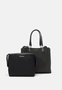 Sac fourre-tout en cuir texturé gris foncé avec poignées doubles et accents de logo, accompagné d'une petite pochette en nylon noir avec fermeture éclair.