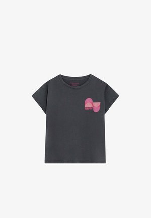 Camiseta de manga corta gris oscuro con un diseño geométrico rosa y el texto "Scalpers" en la zona del pecho izquierdo.
