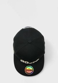 Musta hattu kaarevalla lipalla, jossa on valkoiset kirjotetut kirjaimet ja värikäs pyöreä logotarra edessä. Tasainen yläosa, jossa on ompelusarjat.