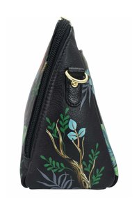 Driehoekige zwarte imitatielederen tas met kleurrijke botanische patronen, een ritssluiting en gouden hardware accenten.