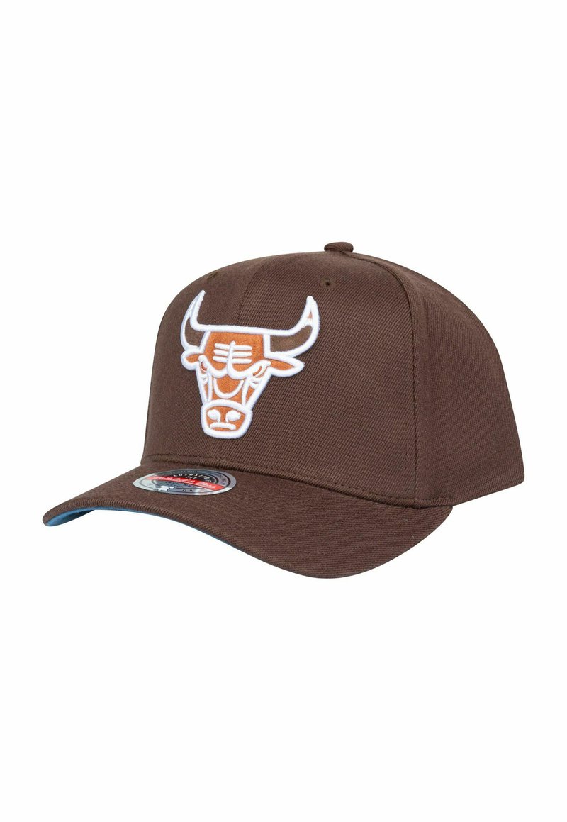 Cappello marrone con un design strutturato, caratterizzato da un logo di toro ricamato in bianco e arancione sul davanti, e una parte inferiore della visiera blu.