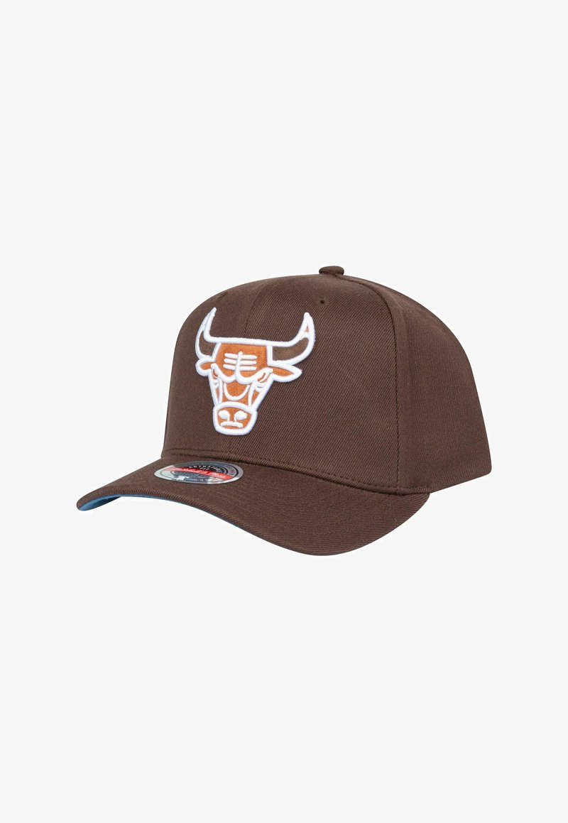 Cappello marrone con un design strutturato, caratterizzato da un logo di toro ricamato in bianco e arancione sul davanti, e una parte inferiore della visiera blu.
