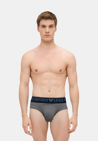 Slip grigio in cotone con vita blu navy che presenta il logo "Emporio Armani". Tessuto liscia, design aderente e forma di slip classica.