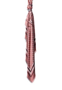 Sciarpa rosa a fantasia con design geometrico, rifinita con bordi sfrangiati e strisce diagonali in tonalità più scure. Tessuto leggero.