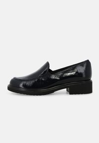 Mocassini in vernice blu navy con finitura liscia, punta arrotondata, tacco basso a blocco e dettaglio di cuciture sottili lungo la tomaia.