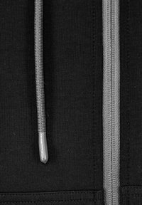 Svart zip-up hoodie med grå dragkedja och snodd. Tygtexturen är slät och något elastisk, med synlig sömdetalj.