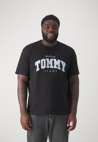 Tommy Jeans VARSITY TEE UNISEX - Camiseta estampada - black