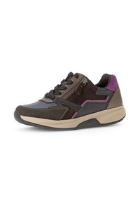 Donkerbruine sneaker gemaakt van een combinatie van suedine en leer. Voorzien van een ritsluiting, gestructureerde accenten, paarse highlights en een beige zool.