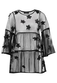Czarna przezroczysta bluzka z rozszerzanymi rękawami, charakteryzująca się warstwowym wzornictwem oraz czarnymi haftami kwiatowymi na materiale. Okrągły dekolt, lekki materiał.