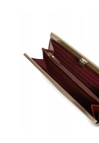 Portafoglio in pelle marrone con una chiusura in metallo dorato, dotato di un interno in tessuto cremisi, sezioni divise e una tasca con zip per le monete.