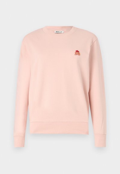 Lys rosa sweatshirt med lange ærmer, rund hals, ribbede manchetter og kant, der har et lille broderet kagedesign på brystet.