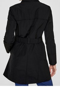 Czarny płaszcz trencz z paskiem w talii, o gładkiej fakturze, z długimi rękawami i lekko rozkloszowanym dołem, widziany od tyłu.